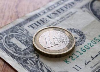 El euro vuelve a caer por debajo del dólar