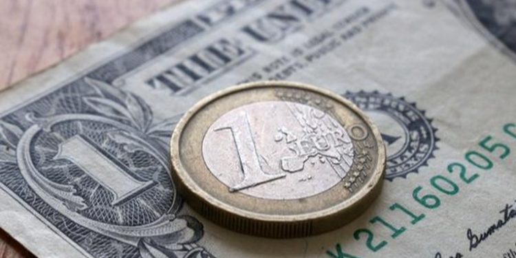 El euro vuelve a caer por debajo del dólar