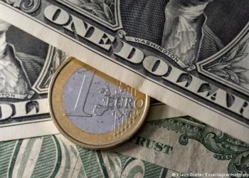 El euro y el dólar alcanzan la paridad por primera vez en veinte años