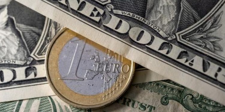 El euro y el dólar alcanzan la paridad por primera vez en veinte años