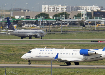 El extremo calor en EE.UU. obliga a las aerolíneas a reducir el número de pasajeros o equipaje