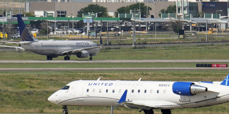 El extremo calor en EE.UU. obliga a las aerolíneas a reducir el número de pasajeros o equipaje