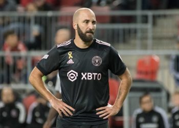 El futbolista argentino Gonzalo 'Pipita' Higuaí­n anuncia su retiro del fútbol