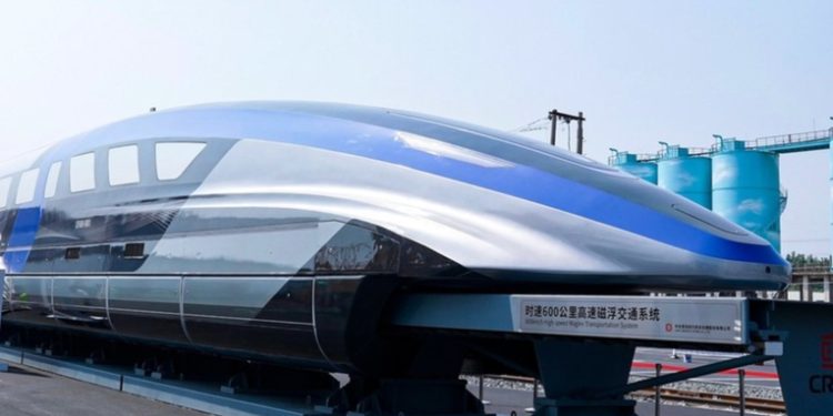 El futuro está aquí: así es el tren chino más rápido del mundo que 'vuela' sobre la vía