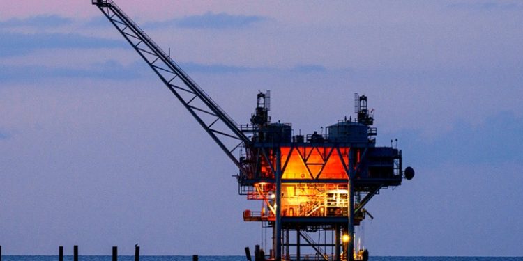 El G7 retira la petición de endurecer el tope del precio al petróleo ruso