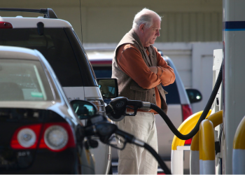 El galón a 5 dólares: los precios de gasolina marcan un récord histórico en EE.UU.
