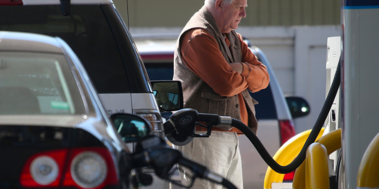 El galón a 5 dólares: los precios de gasolina marcan un récord histórico en EE.UU.