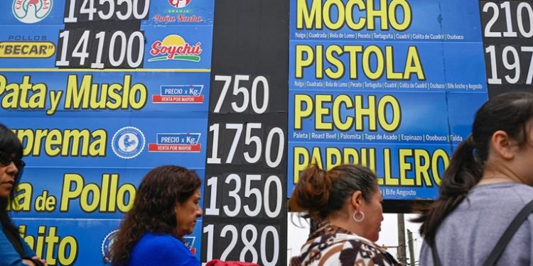 El Gobierno argentino contempla una inflación del 70 % y un dólar a 600 pesos para finales de 2024