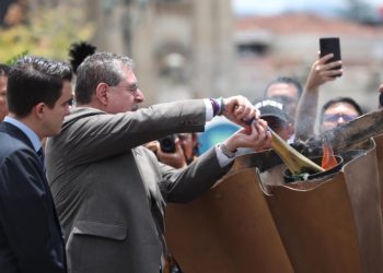 El Gobierno inicia celebraciones del 203 aniversario de la Independencia con el encendido del Fuego Patrio