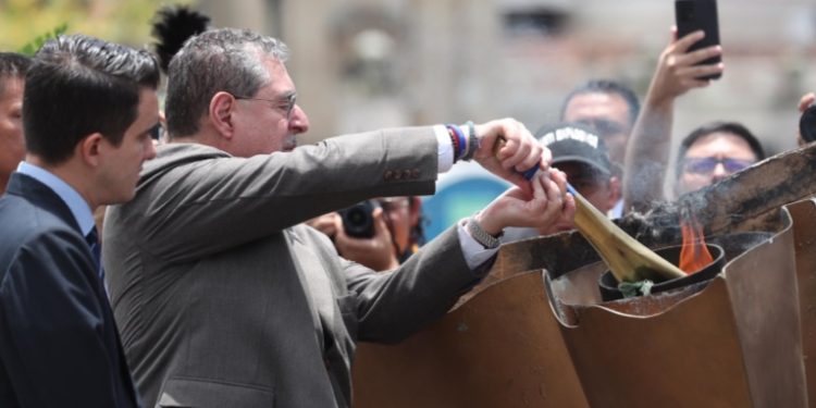 El Gobierno inicia celebraciones del 203 aniversario de la Independencia con el encendido del Fuego Patrio