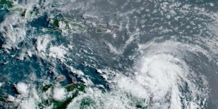 El huracán Elsa sigue amenazando al Caribe