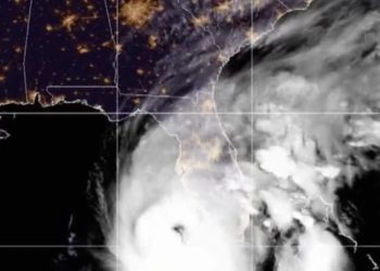 El huracán Ian se fortalece y es casi un peligroso categorí­a 5 a punto de embestir a Florida
