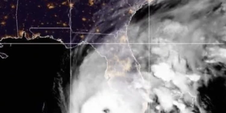 El huracán Ian se fortalece y es casi un peligroso categorí­a 5 a punto de embestir a Florida