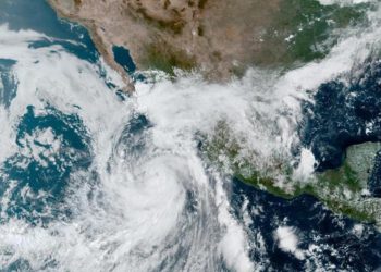 El huracán Kay se intensifica a categorí­a 2 en su trayectoria hacia Baja California y deja ya siete muertos