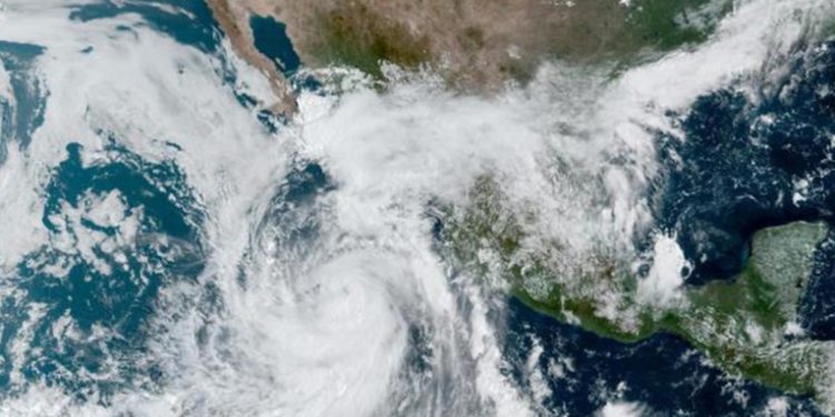 El huracán Kay se intensifica a categorí­a 2 en su trayectoria hacia Baja California y deja ya siete muertos