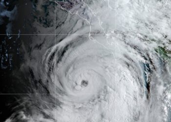 El huracán Kay toca tierra en México