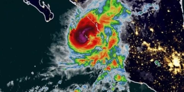 El huracán Orlene toca tierra en México