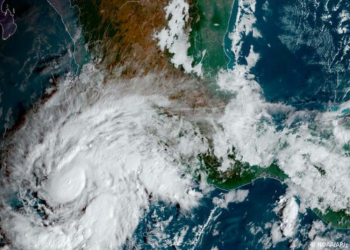 El huracán Roslyn se intensifica a categorí­a 4 previo a su llegada a México
