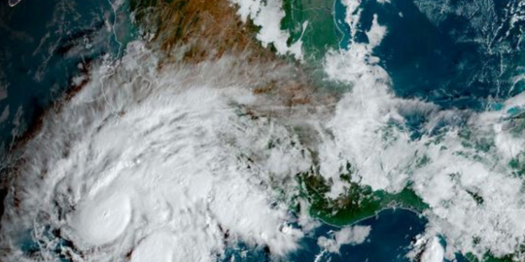El huracán Roslyn se intensifica a categorí­a 4 previo a su llegada a México