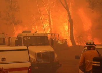 El incendio más grande del año arrasa el norte de California