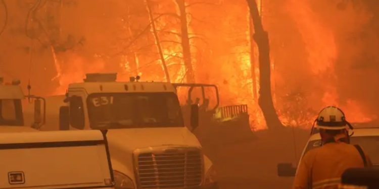 El incendio más grande del año arrasa el norte de California