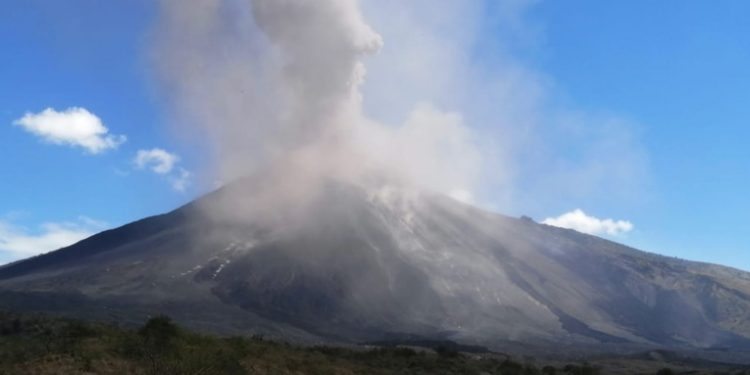 EL INSIVUMEH emite alerta por actividad eruptiva de 3 volcanes en el país