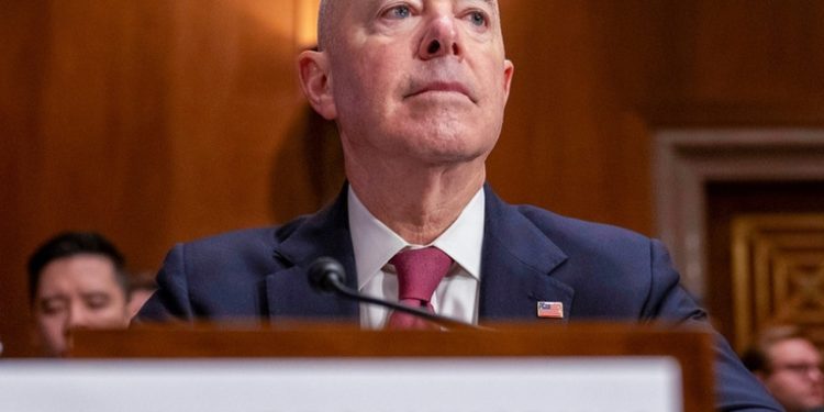 El jefe de seguridad fronteriza e inmigración de EE.UU. sobrevive a la votación de destitución