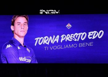 El jugador de la Fiorentina Edoardo Bove, que sufrió un colapso el domingo, sale de la UCI