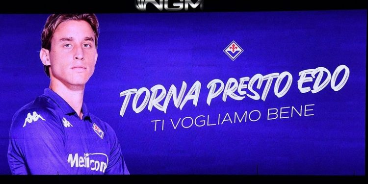 El jugador de la Fiorentina Edoardo Bove, que sufrió un colapso el domingo, sale de la UCI