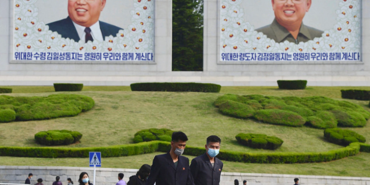 El lí­der de Corea del Norte afirma que su paí­s se enfrenta a una gran conmoción debido al brote de coronavirus