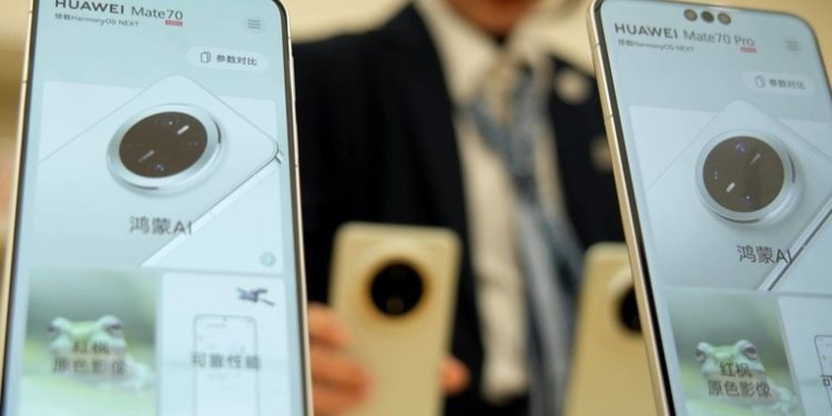 El más poderoso de la historia: Huawei lanza su primer teléfono con sistema operativo de desarrollo propio