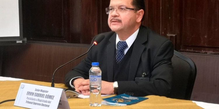 El magistrado suplente del TSE, Ervin Gabriel Gómez Méndez presentó formalmente su carta de renuncia