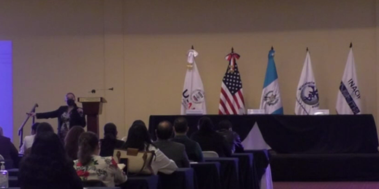 El Ministerio de Salud llevó a cabo un seminario para capacitar sobre el apoyo a mujeres y niños