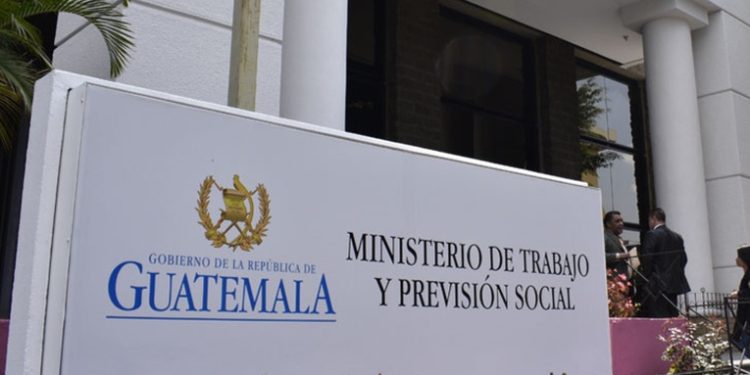 El Ministerio de Trabajo habilitó nuevos kioscos donde ofrecen plazas laborales