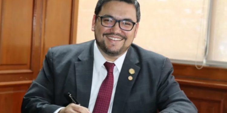 El Ministro de Energía y Minas Alberto Pimentel renuncia oficialmente a su cargo