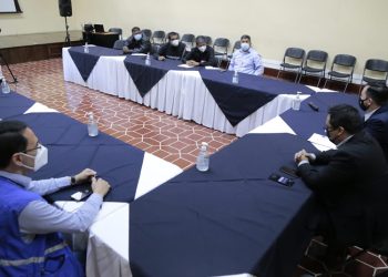 El ministro Gendri Reyes ofrece proponer una prórroga del decreto que los obligará a pagar un seguro