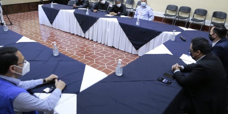 El ministro Gendri Reyes ofrece proponer una prórroga del decreto que los obligará a pagar un seguro