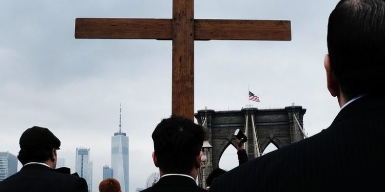 El número de cristianos está disminuyendo rápidamente en EE.UU., revela un estudio