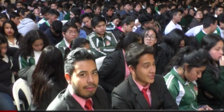 El otro año se vacunará a menores en las escuelas