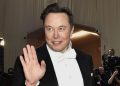 El padre de Elon Musk lo critica diciendo no estar orgulloso de él