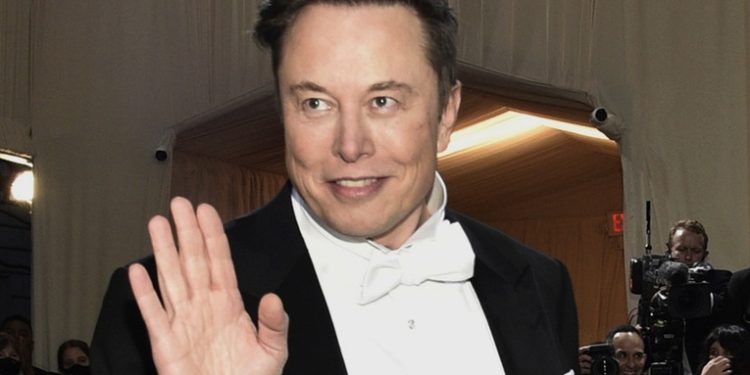 El padre de Elon Musk lo critica diciendo no estar orgulloso de él