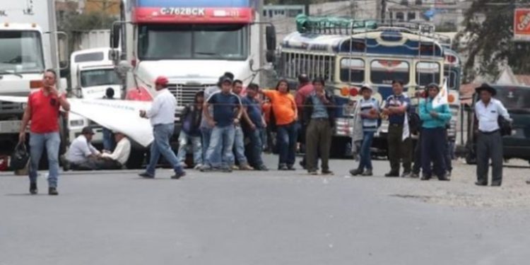 El país amaneció hoy con 32 bloqueos en todo el país