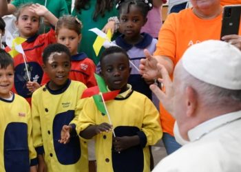 El papa Francisco alienta a jóvenes en Lisboa a “ensuciarse las manos” para una auténtica caridad