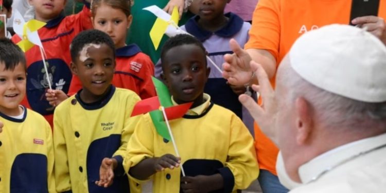 El papa Francisco alienta a jóvenes en Lisboa a “ensuciarse las manos” para una auténtica caridad