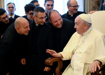 El papa Francisco celebra su 86 cumpleaños entregando premios a la caridad