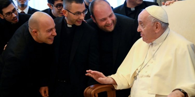 El papa Francisco celebra su 86 cumpleaños entregando premios a la caridad