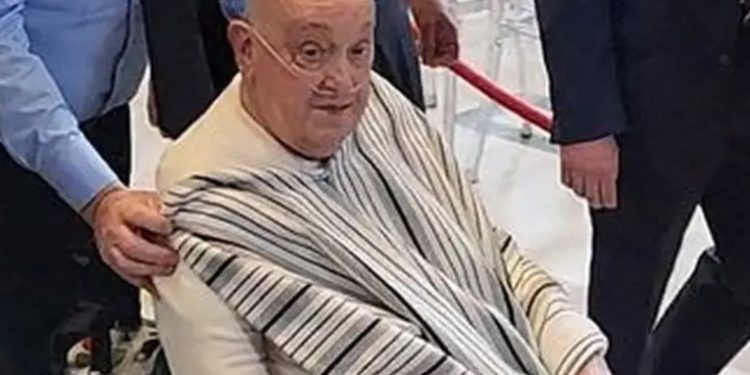 El papa realiza visita sorpresa a la Basílica de San Pedro