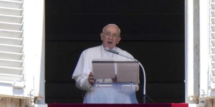 El Papa se ausentará de procesión anual por dolor de rodilla