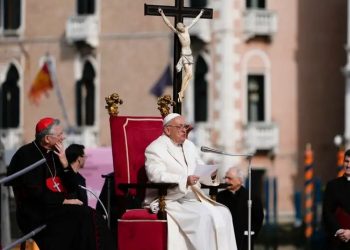 El Papa visita Venecia en su primer viaje en siete meses