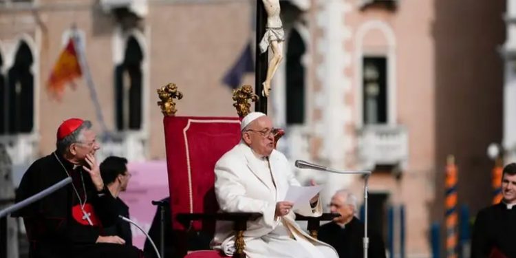 El Papa visita Venecia en su primer viaje en siete meses